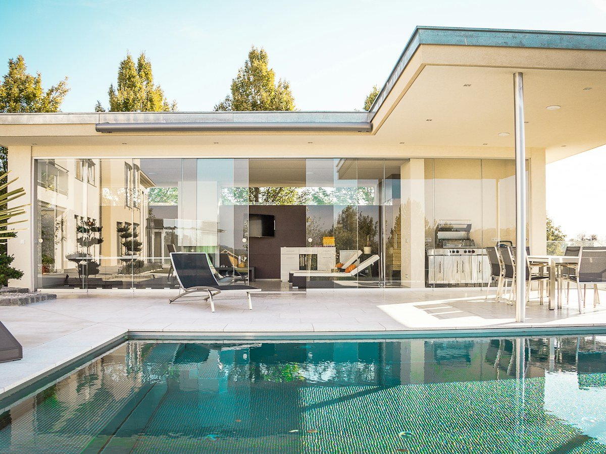 Home Bright modern luxury villa with infinity pool and white terrace